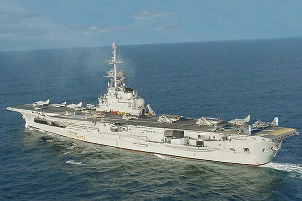 Khi còn hoạt động, Sao Paulo là tàu sân bay lâu đời nhất trên thế giới. Con tàu với lượng giãn nước đầy tải 32.800 tấn, chiều dài 265 mét này đã phục vụ trên các mặt trận châu Phi, Trung Đông và châu Âu.