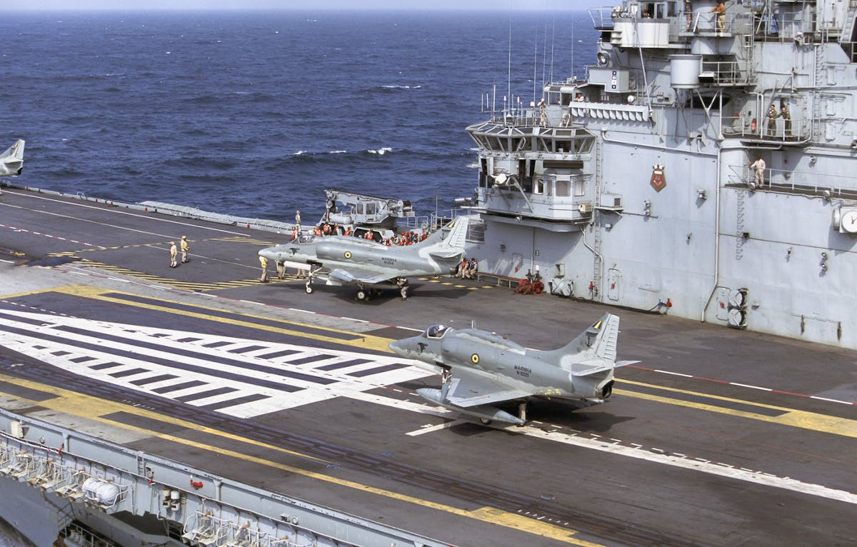 Việc hải quân Brazil dự định cho nghỉ hưu một chiếc tàu sân bay đích thực có trang bị máy phóng theo đánh giá sẽ gây ảnh hưởng không nhỏ tới Nga, khi có thông tin Moskva cũng đang cân nhắc hủy bỏ chương trình sửa chữa chiếc Đô đốc Kuznetsov.