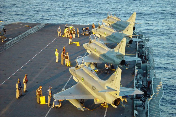 Điều cần lưu ý là hải quân Brazil rao bán tàu sân bay Sao Paulo với đầy đủ thiết bị điện tử cũng như vũ khí đi kèm, bao gồm cả khẩu pháo 100 mm, bệ phóng tên lửa phòng không Crotale và Mistral nhưng không bán kèm máy bay.