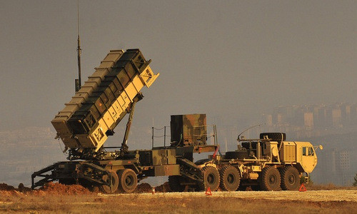 Về hệ thống phòng không tầm thấp, hiện lực lượng phòng không Saudi Arabia đang sở hữu 600 hệ hệ thống M1097 Avenger; mỗi hệ thống được gắn trên xe tải Humve gồm 2 cụm ống phóng, mỗi cụm chứa 4 tên lửa Stinger; ngoài ra còn có 1 súng máy 12,7 mm. Hệ thống có tầm bắn 5,5 km, độ cao phòng không tối đa 3,8 km, tất cả hệ thống được kiểm soát bởi radar; đây là vũ khí lý tưởng để chống lại tên lửa hành trình và UAV.