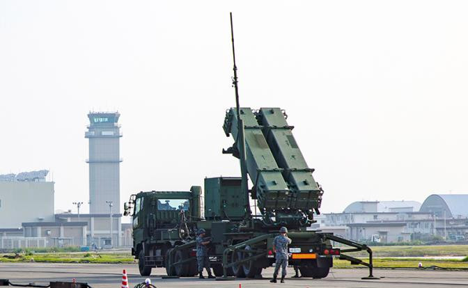 Ngoài các hệ thống phòng không tầm xa như Patriot, Saudi Arabia có các hệ thống tên lửa phòng không tầm trung khác đó là Hawk, tầm bắn của hệ thống này đến 40km; hiện tại họ có 128 bệ phóng tên lửa loại này. Mặc dù được chế tạo vào thập niên 1970, nhưng được đầu tư hiện đại hóa, nên các hệ thống phòng không Hawk hoàn toàn có thể đáp ứng yêu cầu của chiến tranh hiện đại.