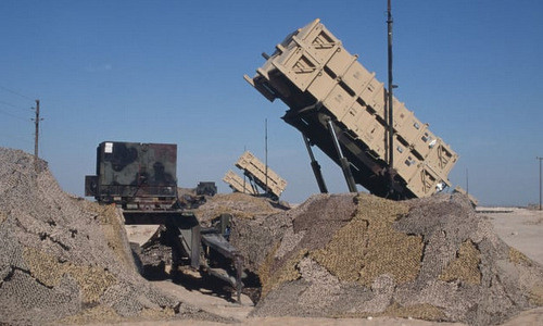 Phải chăng Saudi Arabia "không có lực lượng phòng không mạnh"? Trên thực tế, Mỹ đã chuyển 96 bệ phóng của hệ thống tên lửa phòng không Patriot PAC-2 và PAC-3 cho Saudi Arabia (trong đó các hệ thống PAC-3 nhiều gấp đôi so với PAC-2), cùng với đó là việc huấn luyện các kíp chiến đấu sử dụng các hệ thống PAC theo đúng điều lệnh tác chiến của quân đội Mỹ.