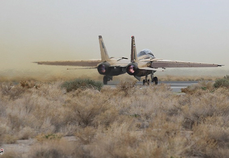 Phi công phải sử dụng buồng đốt 2 lần để cất cánh từ tàu sân bay. F-14 phiên bản A và B được trang bị radar AWG-9 có năng lực khá yếu, những phiên bản sau được trang bị radar mạnh cho khả năng tác chiến tốt hơn.