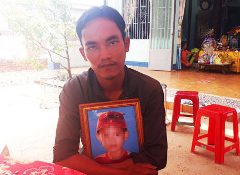 Anh Thành đau xót ôm di ảnh của cháu Đ..