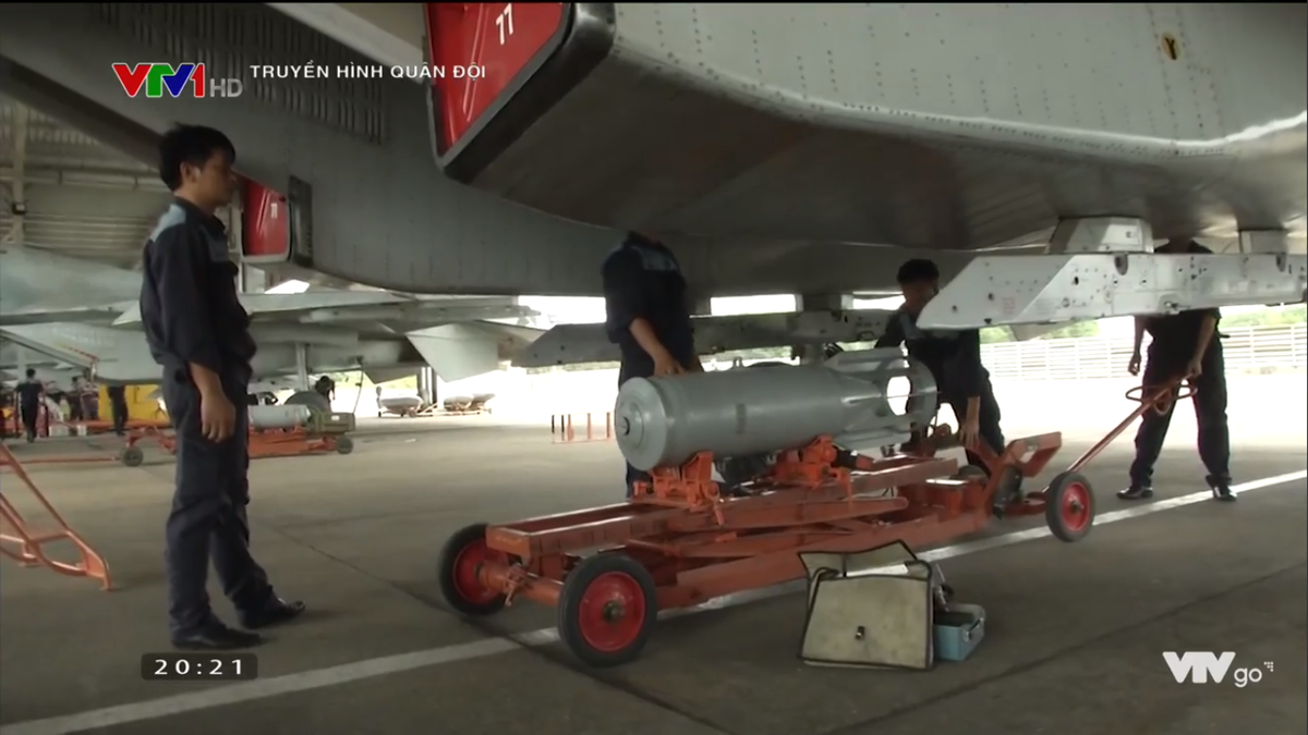 Theo đó loại bom được Su-30MK3 sử dụng trong diễn tập là OFAB-250-270 - một trong nhiều dòng bom thông dụng OFAB mà một chiến đấu cơ Su-30 có thể mang theo. Bản thân OFAB-250-270 là mẫu bom phá mảnh không điều khiển được thiết kế để tiêu diệt các mục tiêu quân sự, công nghiệp trên mặt đất, các loại xe bọc thép hạng nhẹ,... Nguồn ảnh: Truyền hình Quân đội.