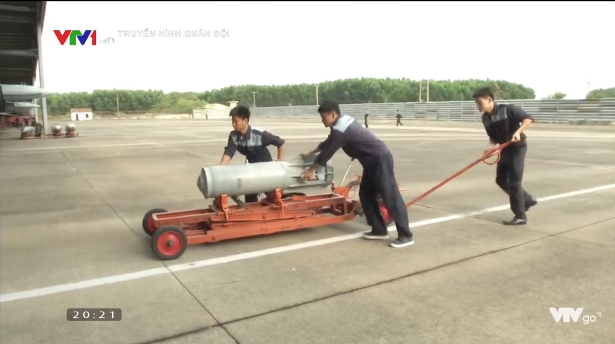 Cũng trong hình ảnh phóng sự “Rèn luyện phi công trẻ trong bắn, ném bom đạn thật” trên kênh Truyền hình Quân đội, khán giả truyền hình cũng biết tới một trong loại bom được tiêm kích đa năng Su-30MK2 của Việt Nam sử dụng diễn tập bắn, ném bom đạn thật mới đây. Nguồn ảnh: Truyền hình Quân đội.