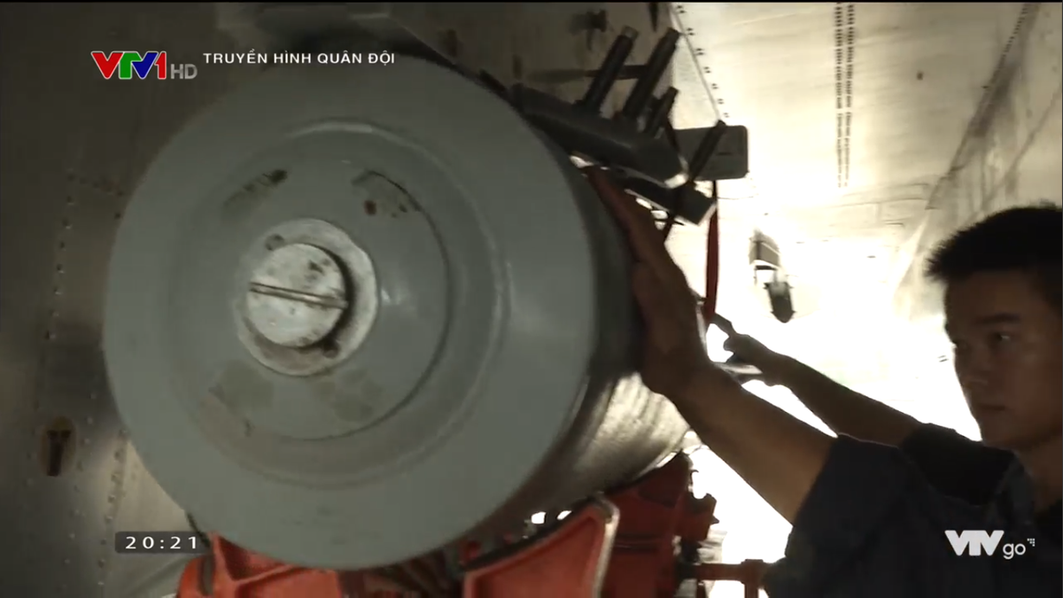 Về thiết kế OFAB-250-270 có chiều dài 1.456mm, đường kính 325mm. Bom có khối lượng 268kg, khối lượng thuốc nổ 92kg và sử dụng một trong hai ngòi nổ tiêu chuẩn AVU-ETM hoặc AVU-ET. Độ cao ném bom là từ 500m-15000m. Nguồn ảnh: Truyền hình Quân đội.