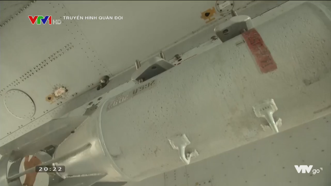 Cận cảnh bom OFAB-250-270, nhìn từ xa có thể thấy nó có kích thước khá lớn thế nhưng trọng lượng của nó chỉ khoảng 270kg. Dù vậy OFAB-250-270 vẫn là mẫu bom nặng của dòng OFAB khi cả OFAB-100-120 và OFAB-100-120PF chỉ nặng 42kg.