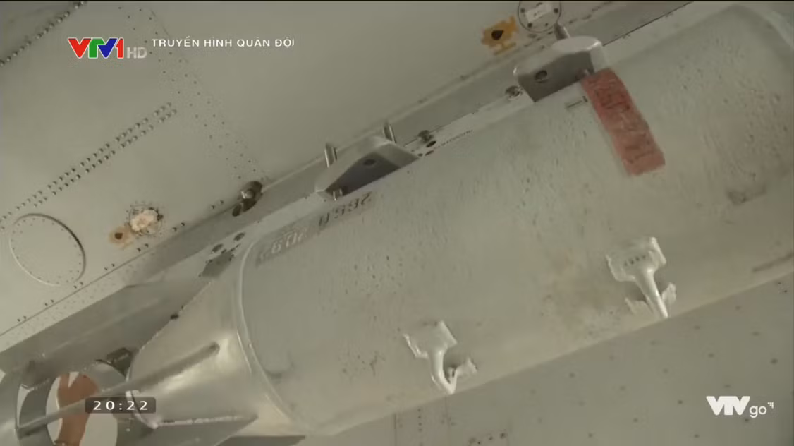 Cận cảnh bom OFAB-250-270, nhìn từ xa có thể thấy nó có kích thước khá lớn thế nhưng trọng lượng của nó chỉ khoảng 270kg. Dù vậy OFAB-250-270 vẫn là mẫu bom nặng của dòng OFAB khi cả OFAB-100-120 và OFAB-100-120PF chỉ nặng 42kg.