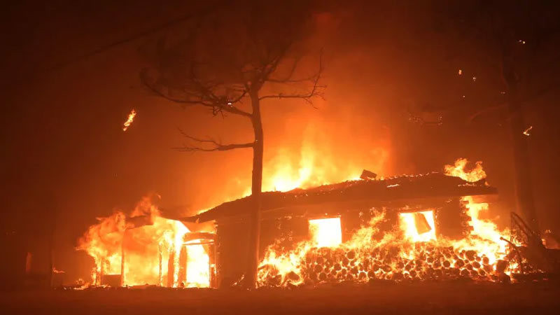 Thi tran Han Quoc boc chay ngun ngut, xe co bien thanh tro