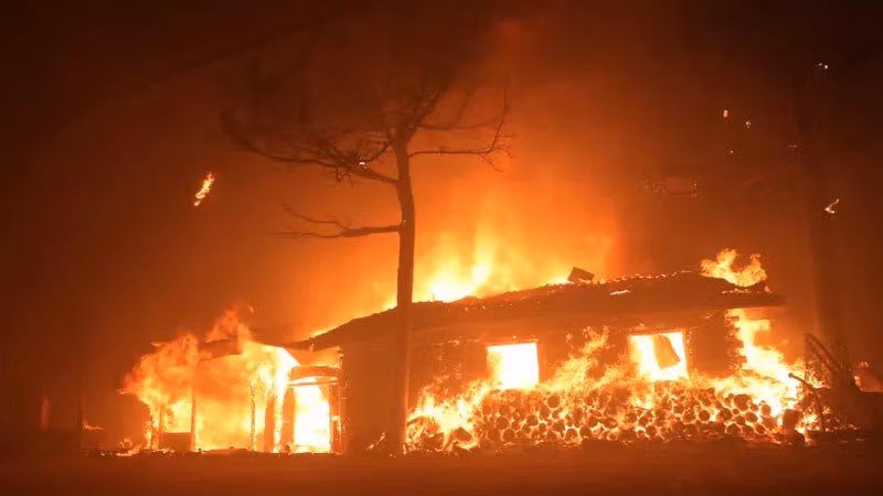 Thi tran Han Quoc boc chay ngun ngut, xe co bien thanh tro