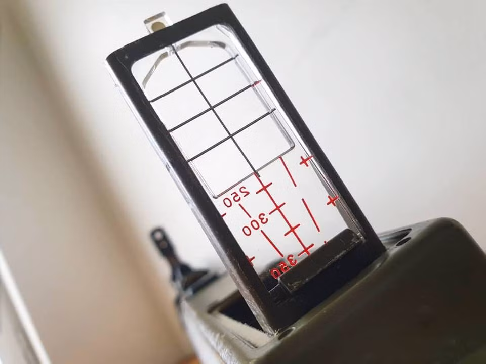 Ngoài ra, những M72 còn không được trang bị kính ngắm tử tế, chỉ là ngắm qua khe đầu ruồi khiến trong điều kiện tác chiến, người sử dụng khó có thể đủ bình tĩnh để bắn chính xác mục tiêu chỉ bằng một phát bắn. Nguồn ảnh: Real Fake Guns.