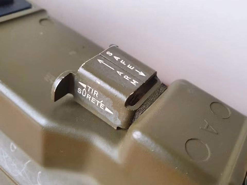 Do là loại vũ khí sử dụng một lần, mọi thông số kỹ thuật cũng như cách sử dụng M72 đều được nhà sản xuất in sẵn lên trên thân súng, điều này cho phép bất cứ binh sĩ nào cũng có thể sử dụng M72 mà không cần qua đào tạo. Nguồn ảnh: Real Fake Guns.