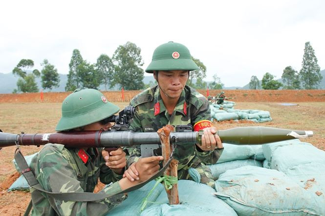 Ở thời điểm hiện tại, súng chống tăng RPG-7 hay B41 vẫn là vũ khí chống tăng cá nhân tiêu chuẩn của các đơn vị bộ binh Việt Nam, sức mạnh và hiệu quả của loại vũ khí này đã được chứng minh trong nhiều cuộc chiến từ Kháng chiến chống Mỹ, Chiến tranh bảo vệ Biên giới Tây Nam... Tuy nhiên, ngoài B41 Quân đội ta còn được trang bị một loại súng chống tăng cá nhân khác là M72 LAW. Nguồn ảnh: Quân đội Nhân dân.