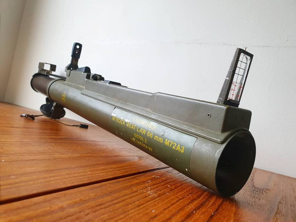 Về thiết kế của M72, nó sử dụng ống phóng rocket làm bằng sợi thủy tinh, đường kính 66mm. Bên trong ống phóng là một quả đạn nặng 2,4 kg, trọng lượng của súng chống tăng M72 chỉ nặng vỏn vẹn 2,6 kg. Nguồn ảnh: Real Fake Guns.