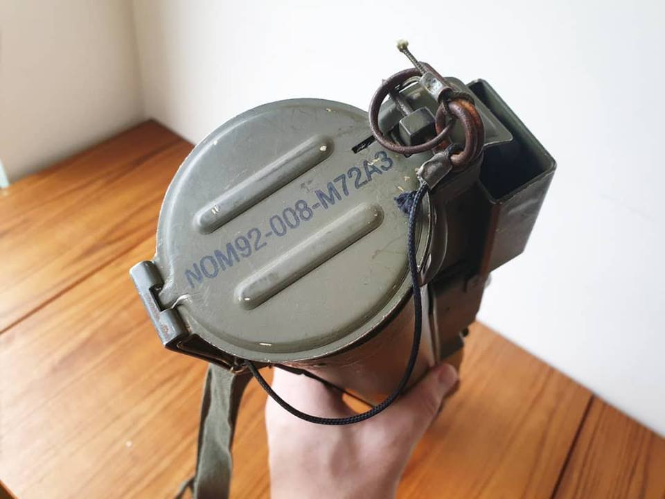 Trong ảnh ta có thể thấy chốt an toàn trên một khẩu M72, với thiết kế khá sơ sài và có nguyên lý mở như chốt lựu đạn. Nguồn ảnh: Real Fake Guns.