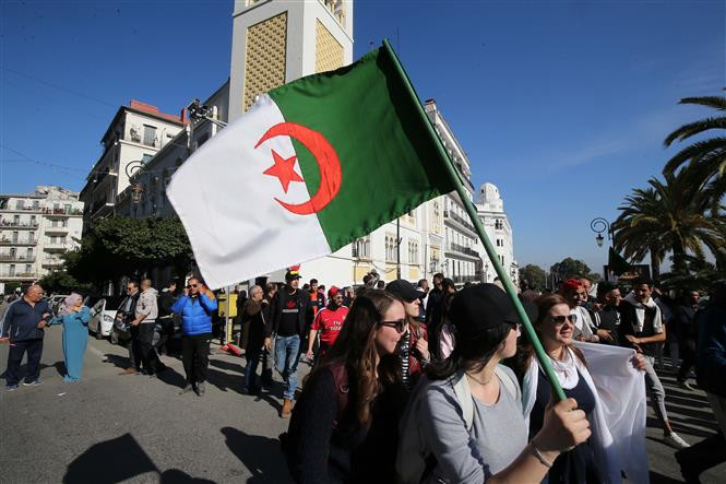 Tong thong Algeria Abdelaziz Bouteflika tuyen bo tu chuc-Hinh-3