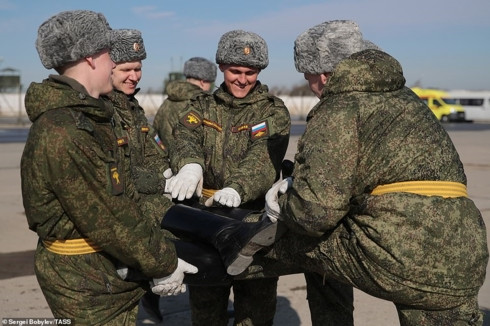 Các binh sỹ vui vẻ trò chuyện trong giờ nghỉ ngơi.