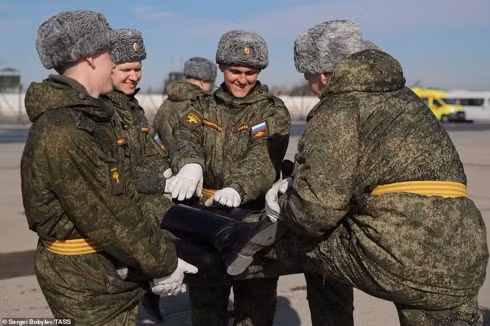 Các binh sỹ vui vẻ trò chuyện trong giờ nghỉ ngơi.