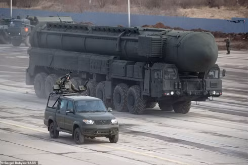 Xe bán tải UAZ Patriot (trái) gắn súng máy Kord và hệ thống tên lửa đạn đạo RS-24 Yars.