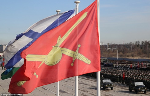 Cờ của lực lượng bộ binh Nga (đỏ) và cờ của lực lượng hải quân tung bay trong buổi diễn tập.