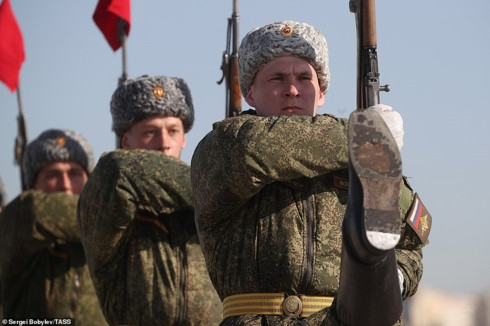 Các binh sỹ diễn tập bước đều theo đội hình.