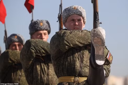 Các binh sỹ diễn tập bước đều theo đội hình.