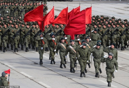 Các binh sỹ Nga mặc quân phục, diễu hành qua Quảng trường Đỏ.