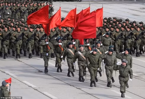 Các binh sỹ Nga mặc quân phục, diễu hành qua Quảng trường Đỏ.