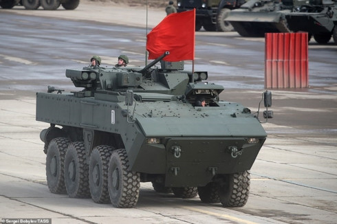 Xe thiết giáp bộ binh bánh lốp lưỡng cư Bumerang.