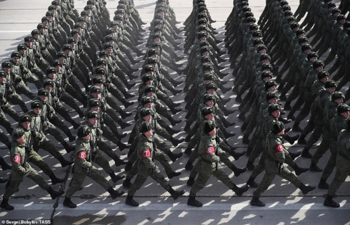 Theo truyền thống, các đơn vị thuộc lực lượng vũ trang Nga lại tổ chức diễn tập trên một số tuyến phố Thủ đô Moscow với đầy đủ trang bị, khí tài như trong lễ duyệt binh chính thức.