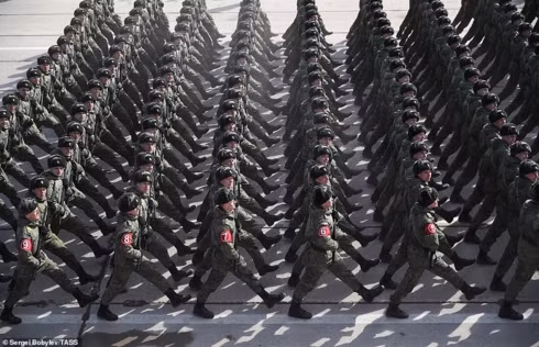 Theo truyền thống, các đơn vị thuộc lực lượng vũ trang Nga lại tổ chức diễn tập trên một số tuyến phố Thủ đô Moscow với đầy đủ trang bị, khí tài như trong lễ duyệt binh chính thức.