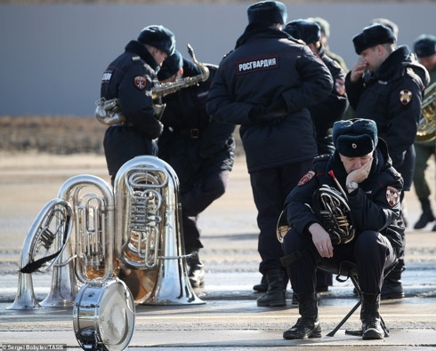 Dàn quân nhạc Nga đang kiểm tra lại nhạc cụ.