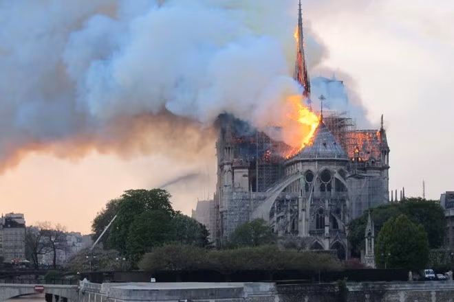 Gan 1 ty USD do ve trung tu Nha tho Duc Ba Paris sau hoa hoan