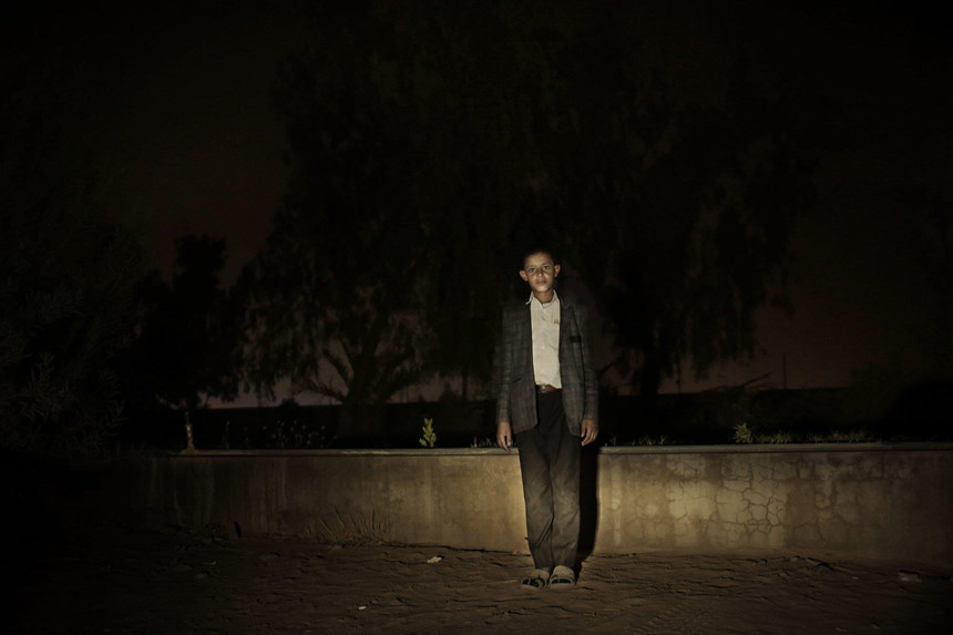 Riyadh, năm nay mới 13 tuổi nhưng đã từng tham chiến cùng anh trai. Cậu bé cho biết mình từng nổ súng để giết kẻ thù, nhưng hầu như mọi khi bóp cò, cậu đều nhắm chặt mắt lại. Ảnh: AP.