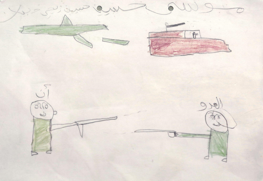 Những bức tranh tại trung tâm bảo trợ xã hội cho thấy hình ảnh cuộc chiến vẫn còn dấu ấn rất đậm trong tâm trí của các cậu bé với một tuổi thơ dữ dội. Ảnh: AP.