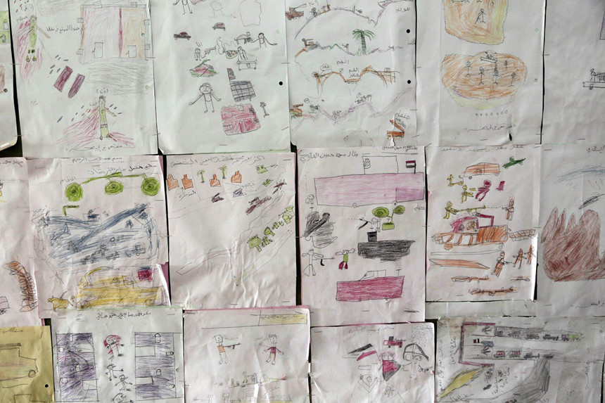 Một giáo viên ở thành phố Dhamar cho biết ít nhất 14 học sinh của ông đã bị bắt đi lính và thiệt mạng trong cuộc chiến. "Chúng bị bắt đi khỏi trường học khi lành lặn và được trả về trong những cỗ quan tài", thầy giáo này chia sẻ với AP. Ảnh: AP.