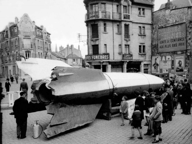 Khoảng 20.000 tù nhân của các trại tập trung đã thiệt mạng khi làm việc trong nhà máy Nordhausen, lớn hơn cả số người đã thiệt mạng vì loại vũ khí mà nhà máy này sản xuất. Trong suốt cuộc chiến, hơn 5.700 tên lửa V-2 đã được sản xuất tại các cơ sở khác nhau.