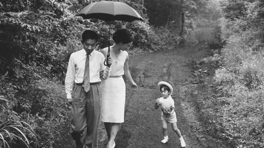 Bức ảnh của gia đình Akihito và Michiko cùng con trai Naruhito vào năm 1964. "Nhờ những bức ảnh của thái tử và công nương, hình ảnh của hoàng gia dần thay đổi từ tôn kính thành yêu mến và tôn trọng. Họ trở thành hình mẫu cho lối sống hiện đại, Tây hóa vào thời điểm Nhật Bản thoát khỏi sự tàn phá của chiến tranh và bước sang kỷ nguyên mới", Shigeo Suzuki, nhà sản xuất truyền hình từng giám sát việc đưa tin đám cưới hoàng gia năm 1959, nhận xét. Ảnh: Getty.