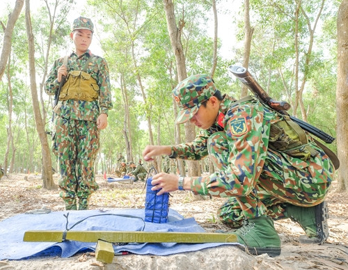 Thực hành gói buộc lượng nổ.