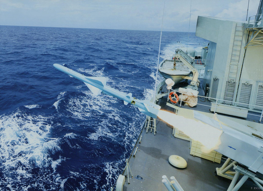 Tên lửa chống hạm YJ-83 khai hỏa trong một cuộc tập trận. Đô đốc Harry Harris, cựu tư lệnh Bộ chỉ huy Thái Bình Dương, từng thừa nhận đang ở thế bất lợi so với Trung Quốc, đặc biệt là ở lĩnh vực tên lửa chống hạm. Bắc Kinh chưa bao giờ công khai kích thước kho tên lửa, nhưng các chuyên gia ước tính Trung Quốc có khoảng 3.000 tên lửa hành trình. Ảnh: Flickr/F.KSCAN.