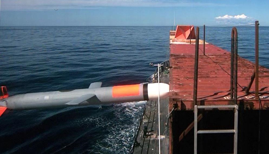 Tập đoàn Raytheon đang cố gắng nâng cấp tên lửa hành trình tấn công mặt đất Tomahawk, tầm bắn 1.600 km để có thể tấn công các tàu đang di chuyển trên biển, nhưng vũ khí này vẫn chưa sẵn sàng. Hải quân Mỹ cùng các nhà thầu quốc phòng đang gấp rút tìm giải pháp để lấy lại lợi thế về lĩnh vực chống hạm so với Trung Quốc. Ảnh: Hải quân Mỹ.