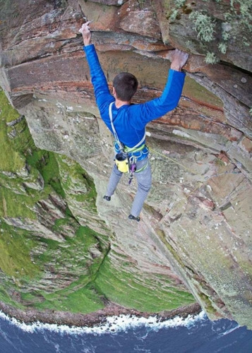 Sự cheo leo của vách núi và độ cao của nó đủ khiến những ai nhìn vào bức ảnh này phải "giật mình".