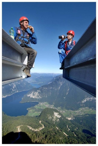 Khoảnh khắc nghỉ ngơi của 2 người công nhân này khiến nhiều người phải "bủn rủn tay chân".