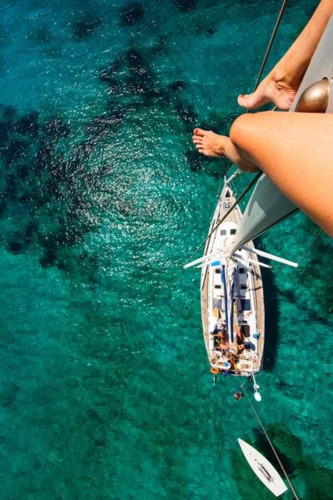 Khoảng cách cao vời vợi giữa cột buồm và mặt biển khiến bất cứ đều cảm thấy "run chân".