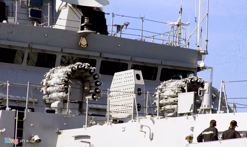 Hệ thống tên lửa trên tàu khu trục Ins Kolkata. Ngoài ra tàu Ins Kolkata còn có sân đậu trực thăng, có khả năng mang theo 2 trực thăng các loại.