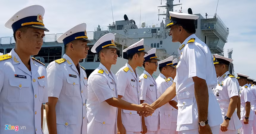 Dẫn đầu đoàn Hải quân Ấn Độ là đại tá Hara Aditya, thuyền trưởng tàu Ins Kolkata, cùng 735 sĩ quan, thủy thủ.