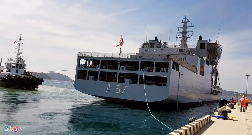 Đi theo tàu khu trục Ins Kolkata là tàu dầu Ins Shakti mang số hiệu A57.