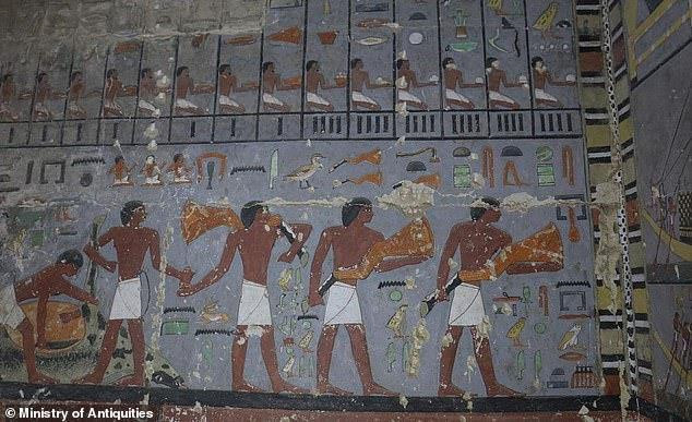 Ngôi mộ trước đó đã bị những kẻ cướp mộ đột nhập. Hài cốt của nhà quý tộc chủ nhân ngôi mộ, Khuwy, được tìm thấy ở một số chỗ trong ngôi mộ. Ảnh: Bộ Cổ vật Ai Cập.