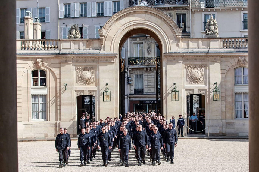 Quỹ tái thiết nhà thờ đã nhận được 850 triệu euro từ các nhà lãnh đạo doanh nghiệp giàu có. Ông Macron khẳng định cam kết xây dựng lại Nhà thờ Đức Bà chỉ trong 5 năm, bất chấp hoài nghi từ một số chuyên gia cảnh báo về công việc phức tạp và chuyên môn cần thiết cho công trình lịch sử này. Ảnh: Reuters.